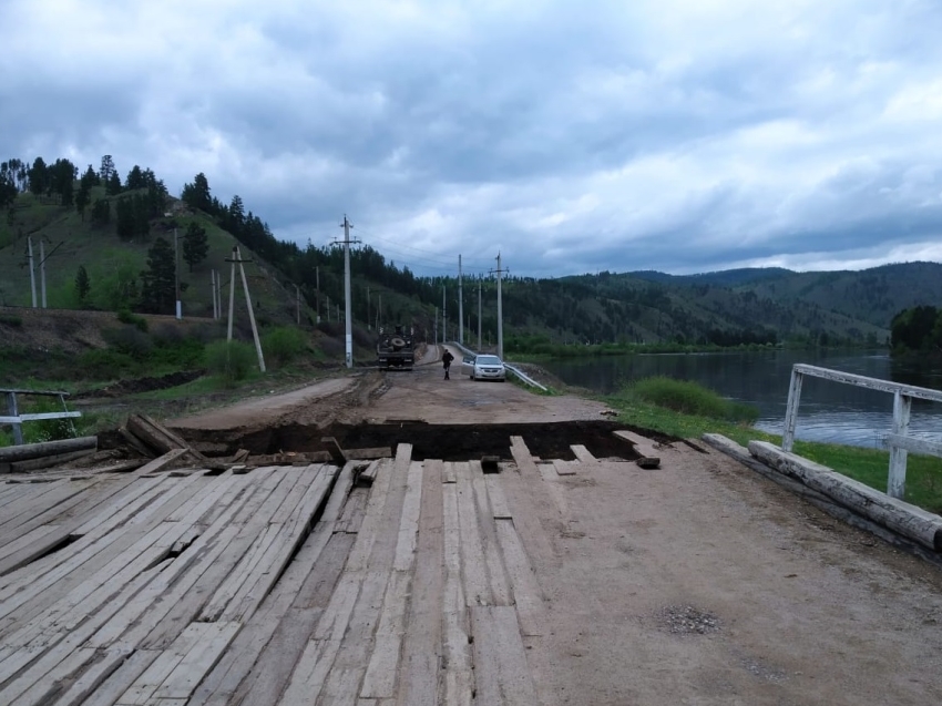 В Петровск-Забайкальском районе Забайкалья обрушился мост возле села Толбага